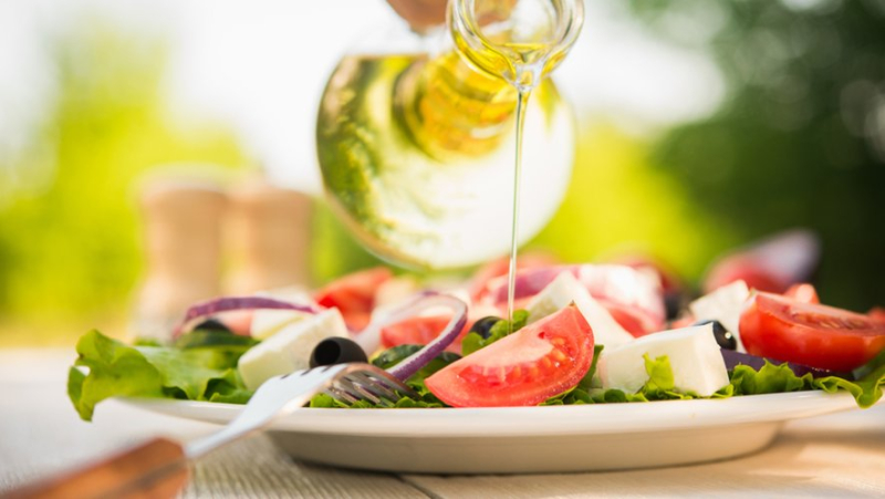 Rapeseed, nuts, sunflower... what are the characteristics of vegetable oils and which one to choose ?