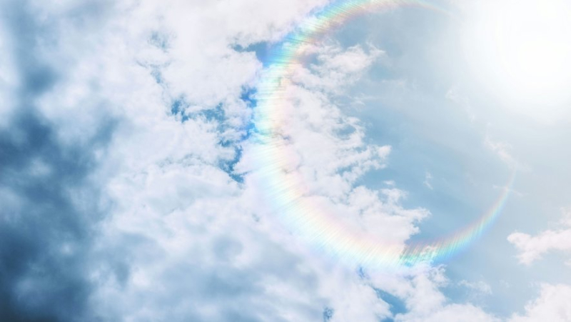 A rainbow cloud observed in the sky: what is this relatively rare weather phenomenon ?
