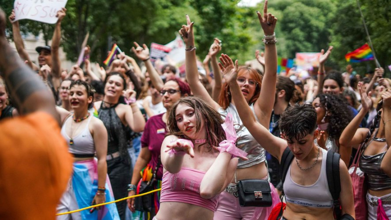 In a festive atmosphere, the Pride March brought together around 1,300 people in Nîmes