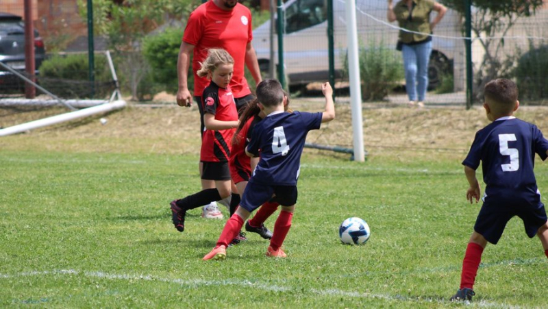 Young people from FC Rodilhan gathered around a tournament