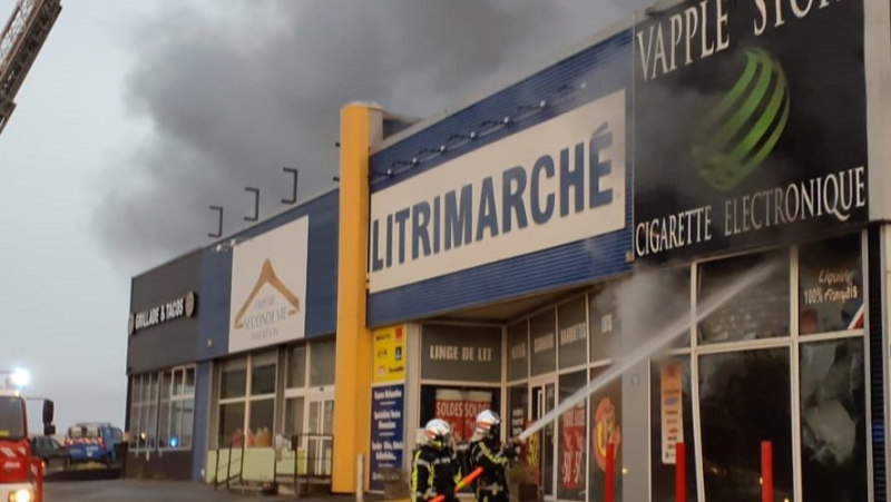 A fire in progress in several stores near the Alès ring road