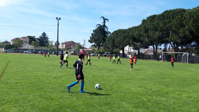 Young people from FC Rodilhan gathered around a tournament