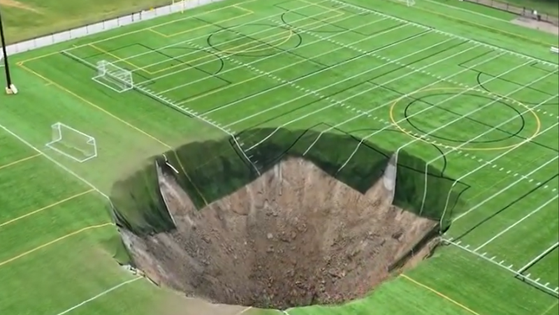 VIDEO. “It was surreal”: the ground suddenly gave way, a gigantic crater formed in the middle of a sports complex