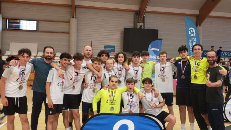 The young Nîmes handball players from d’Alzon crowned vice-champions of France UNSS!