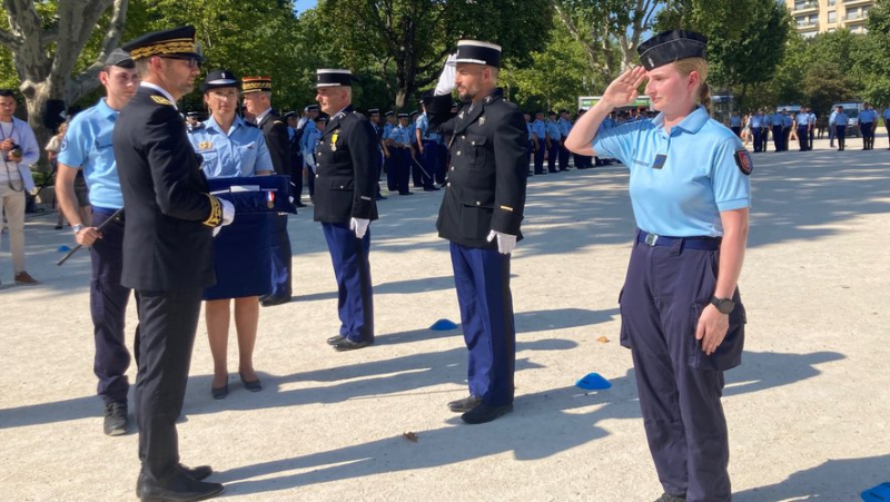 The departmental gendarmerie group of Gard receives its flag from the hands of General Bourillon