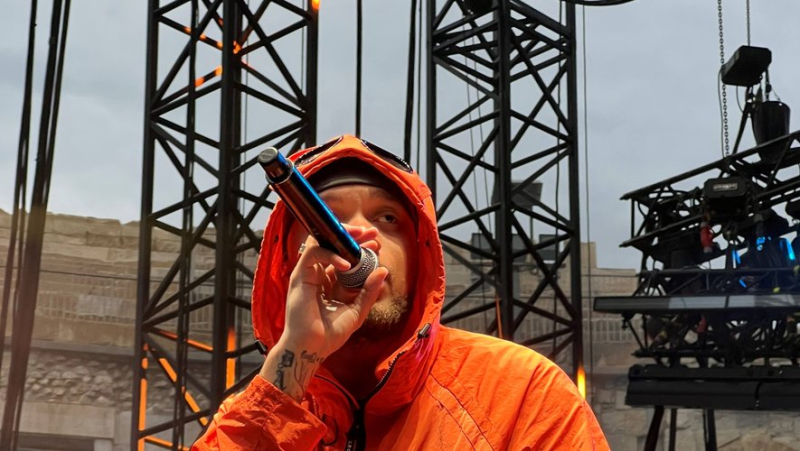 Ninho enflamme les arènes malgré la pluie au Festival de Nîmes