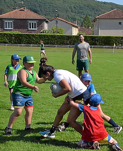 Les joueuses brésiliennes de rugby à sept ont eu de beaux échanges avec les Sud Aveyronnais à Saint-Affrique