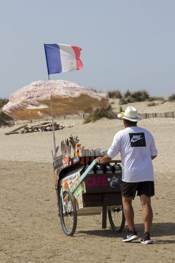 La riposte des vendeurs ambulants interdits de plage par la mairie de Palavas-les-Flots