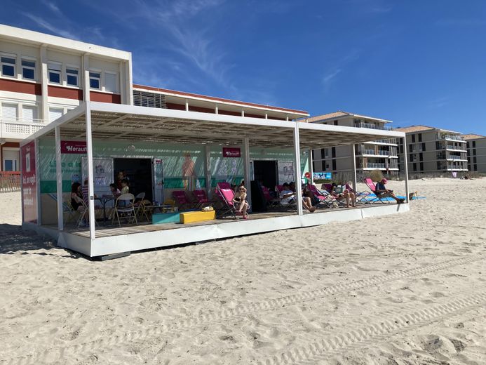 GOOD PLAN. Read by the sea, in the cool and quiet: free deckchairs on Palavas beach for reading and relaxing