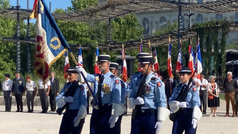 The departmental gendarmerie group of Gard receives its flag from the hands of General Bourillon