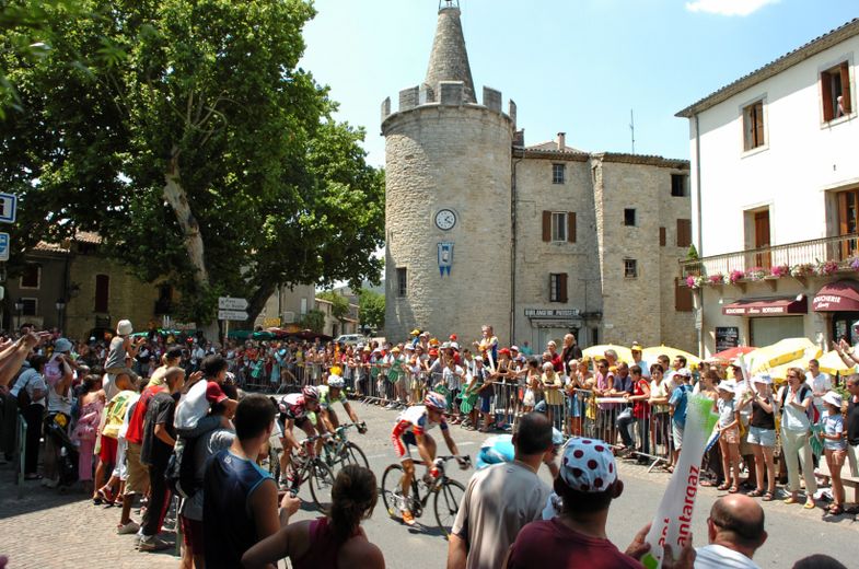 DIRECT. Tour de France 2024: advertising caravan, peloton and popular festival... a day on the roadsides of Hérault