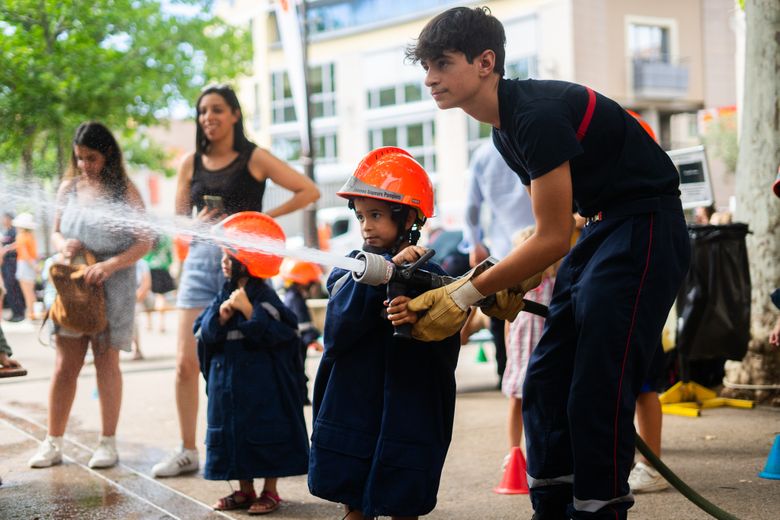 Les pompiers ont mis le feu au centre-ville de Millau pour leur traditionnel bal