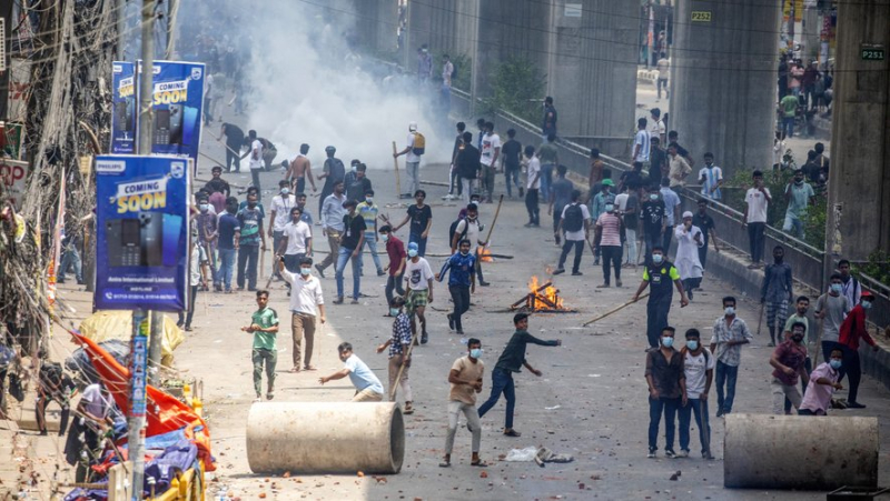 More than 120 dead, thousands of demonstrators, police shootings, contested power... what is happening in Bangladesh ?