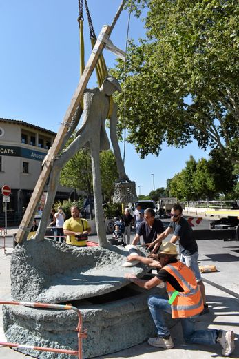 Lunel : retour mouvementé pour la statue du Pescalune place de la République