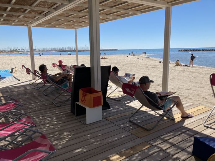 GOOD PLAN. Read by the sea, in the cool and quiet: free deckchairs on Palavas beach for reading and relaxing