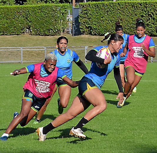 Les joueuses brésiliennes de rugby à sept ont eu de beaux échanges avec les Sud Aveyronnais à Saint-Affrique