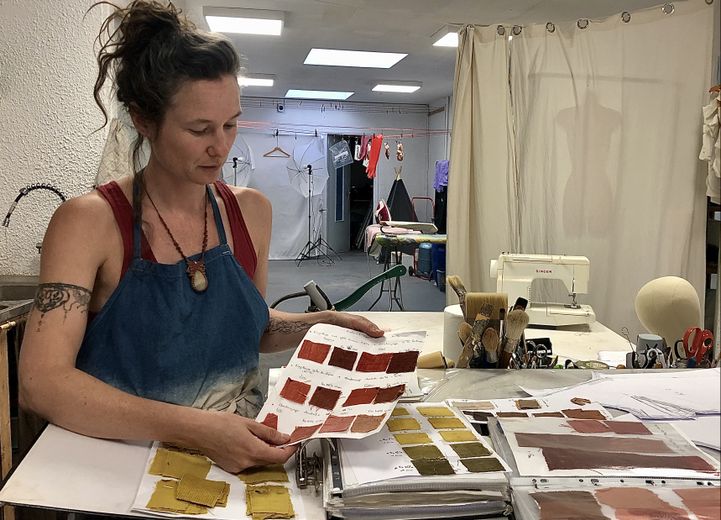 Millau: a colorful designer, Floriane Danezis organizes vegetable dyeing workshops in her boutique