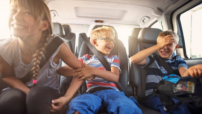 Going on vacation: are you one of the 45% of parents who keep their children busy with screens on the road ?