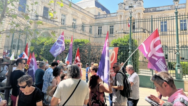 A mobilization of unions and political forces in front of the prefecture in Nîmes