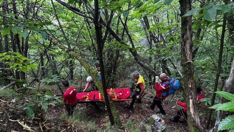 A young girl becomes unwell on the 4,000 steps trail in Valleraugue and is evacuated by the firefighters