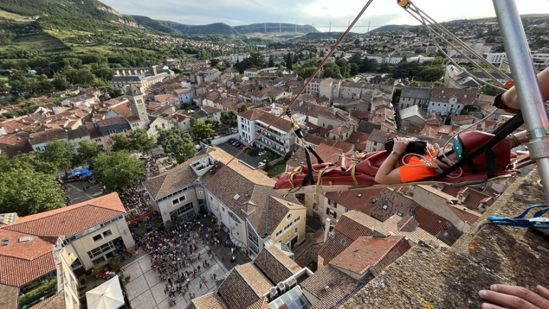 Les pompiers ont mis le feu au centre-ville de Millau pour leur traditionnel bal