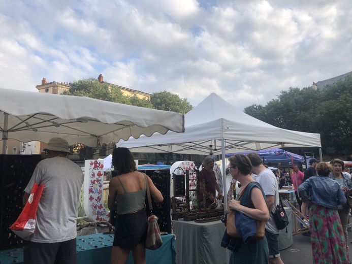 Les marchés nocturnes, organisés par les Fermiers de l'Aveyron, rendez-vous appréciés de l'été à Millau