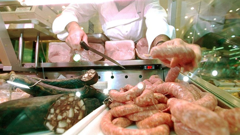 They could contain glass, metal, plastic... do not eat these chipolatas sold in several regions