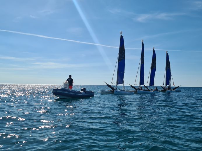 Immersion au cœur des stages de catamaran du centre nautique