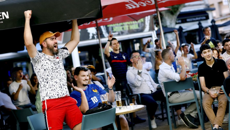 Les Cévenols exultent à l’instant de la victoire en huitième de finale de l’équipe de France de football