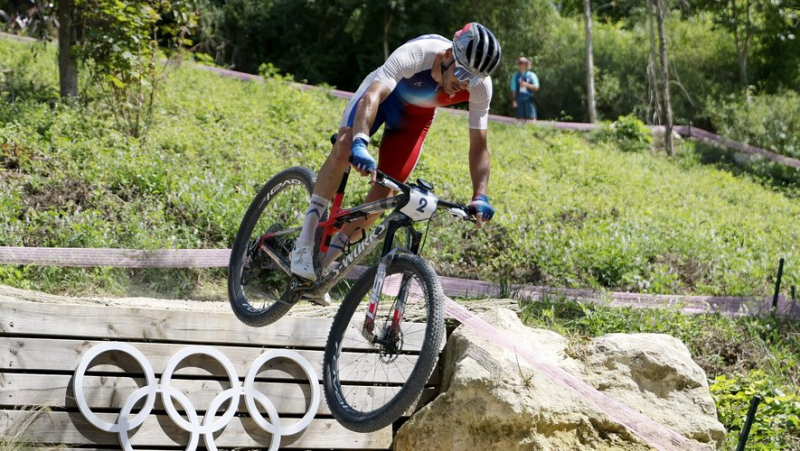 The video showing Victor Koretzky&#39;s mistake allowing Thomas Pidcock to return to the mountain bike race at the 2024 Paris Olympics