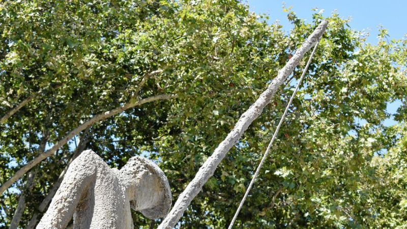 Lunel: eventful return for the Pescalune statue on Place de la République