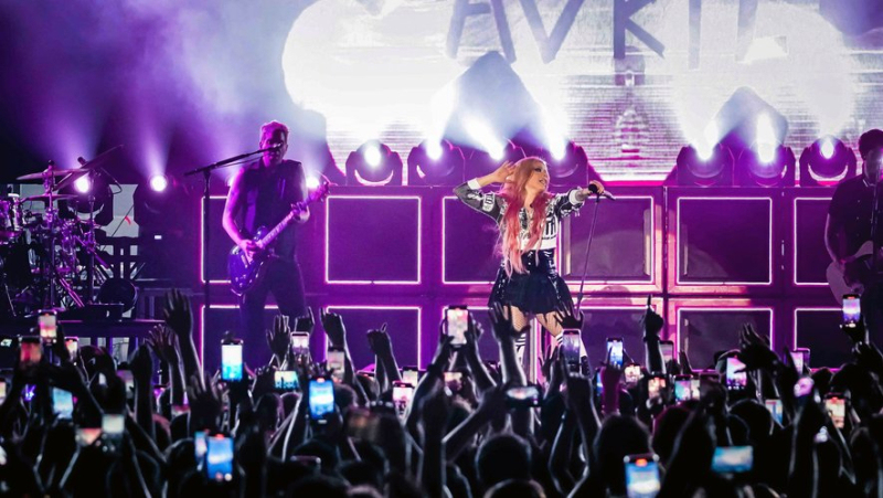 A dose of nostalgia and energy with Avril Lavigne at the Nîmes festival