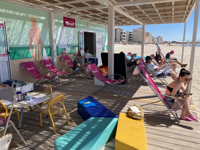 GOOD PLAN. Read by the sea, in the cool and quiet: free deckchairs on Palavas beach for reading and relaxing