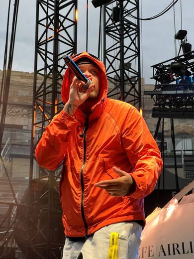 Ninho enflamme les arènes malgré la pluie au Festival de Nîmes