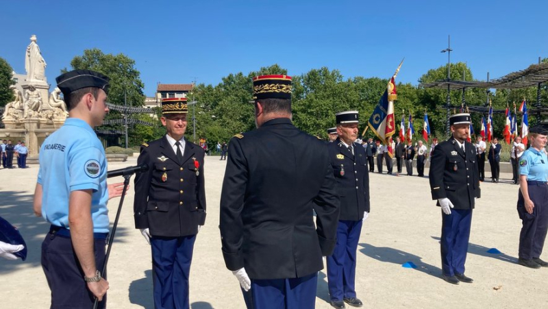 The departmental gendarmerie group of Gard receives its flag from the hands of General Bourillon