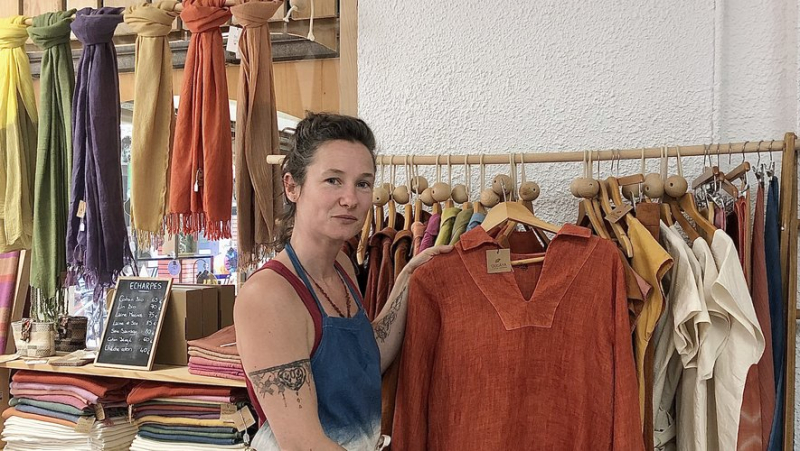 Millau: a colorful designer, Floriane Danezis organizes vegetable dyeing workshops in her boutique