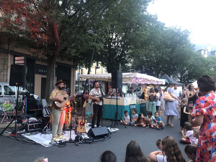 Les marchés nocturnes, organisés par les Fermiers de l'Aveyron, rendez-vous appréciés de l'été à Millau