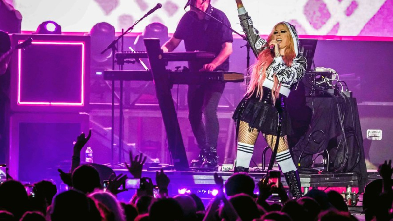 A dose of nostalgia and energy with Avril Lavigne at the Nîmes festival