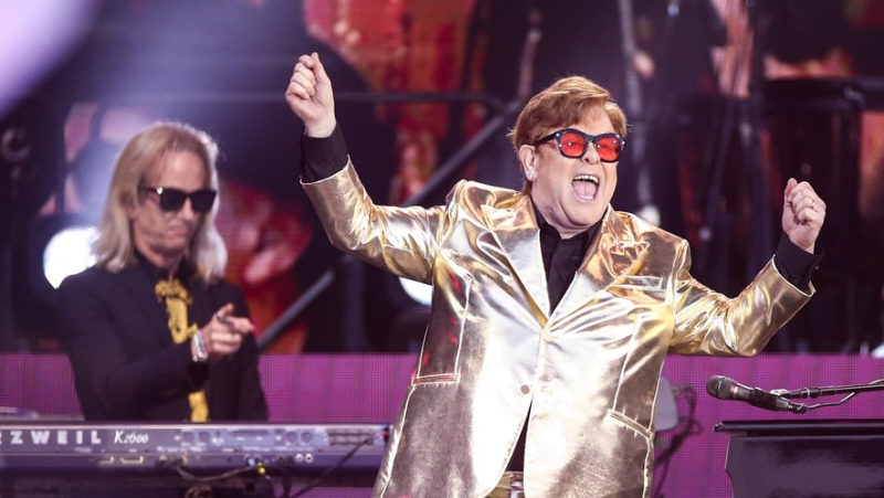 Faute de toilettes dans le magasin, Elton John fait pipi dans une bouteille en plastique sous les yeux du gérant la boutique