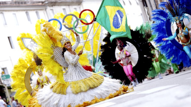 A delighted crowd keeps the flame of the flower parade tradition alive