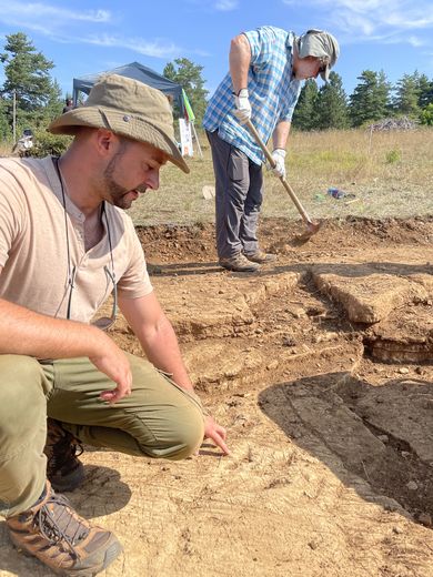 New dinosaur footprints discovered in Saint-Laurent-de-Trèves, a team of excavators is on site