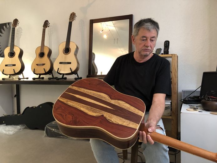 "A well-made guitar is inspiring", in his Millau workshop, Michel Cassan has more than one string to his bow