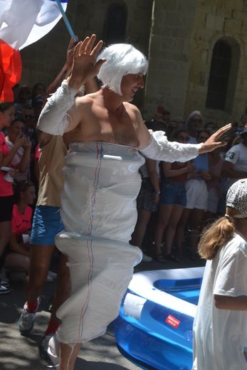 EN IMAGES. Léon Marchand, Arielle Dombasle... une parodie déjantée des JO de Paris 2024 à la fête votive du Cailar