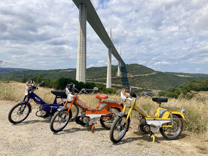 "Les gens repartent avec la banane !" : voyage en nostalgie aux guidons de mobylettes dans le Sud Aveyron