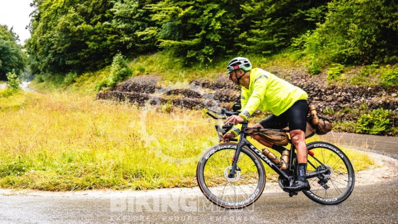 Alésien Sébastien Esbalin completes the ultra-distance cycling race of the Biking man Aura