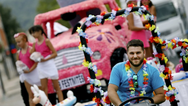 A delighted crowd keeps the flame of the flower parade tradition alive