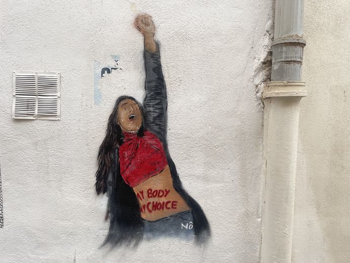 In Sète, a stone&#39;s throw from Rue de Tunis, a new graffiti is growing on the walls