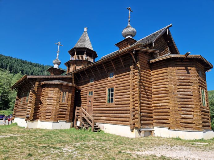 Comme un air de Russie à Sylvanès avec une randonnée qui éveille les sens jusqu'à une église orthodoxe