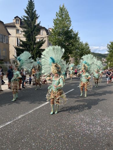 Les Grandes Fêtes de Mende apportent de la joie et de la couleur dans les rues de la ville