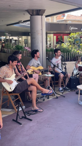 Coming from Spain, Belgium and the United States, the musicians of Malesa made passers-by dance in front of the Polygone of Montpellier